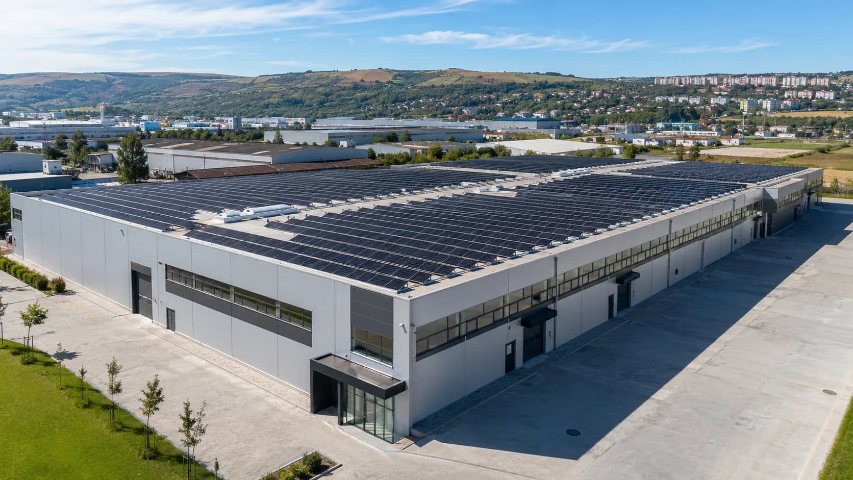 Hală industrială cu sistem fotovoltaic pe acoperiș — proiect Brinoko