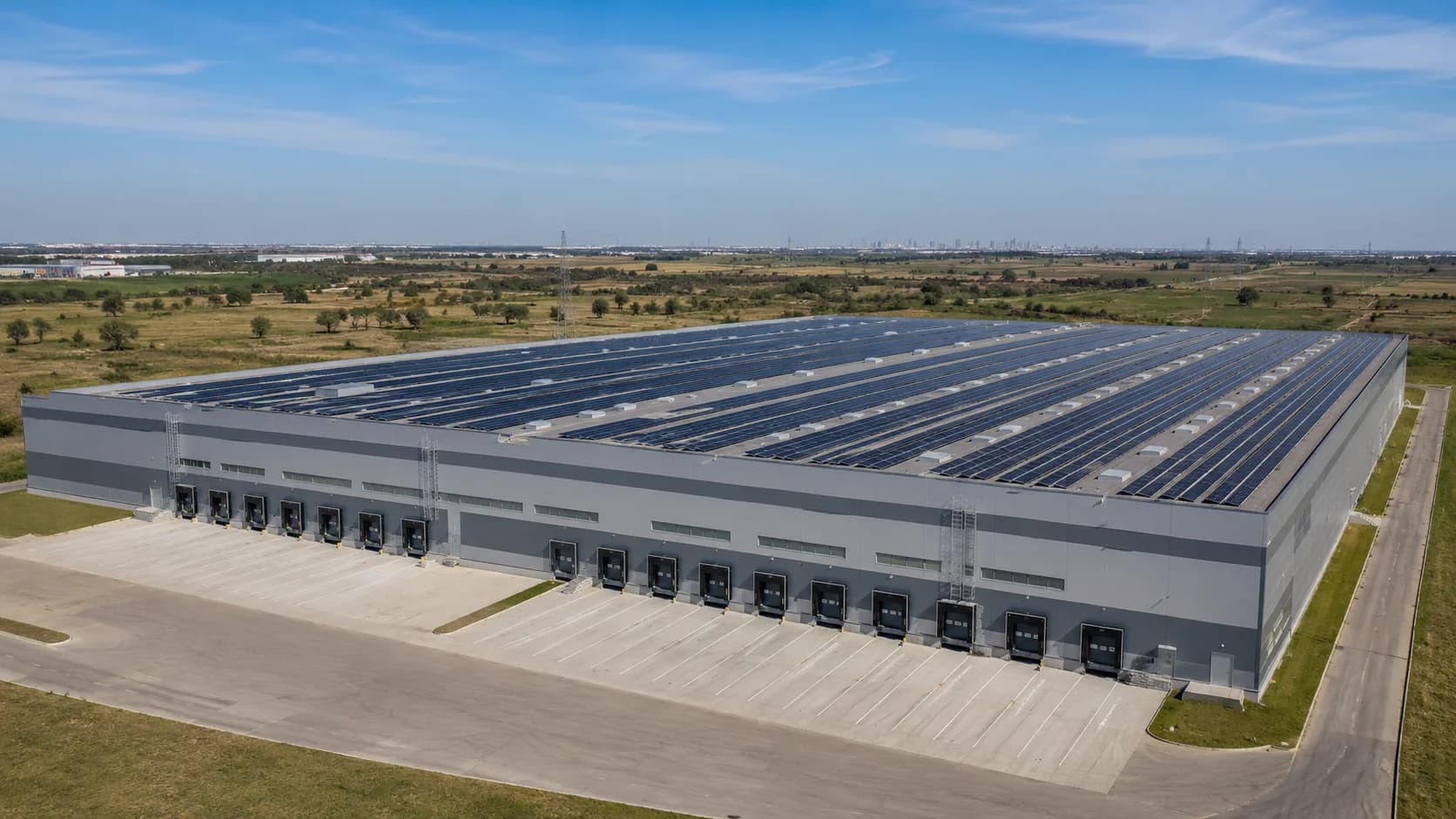 Hală industrială cu sistem fotovoltaic pe acoperiș